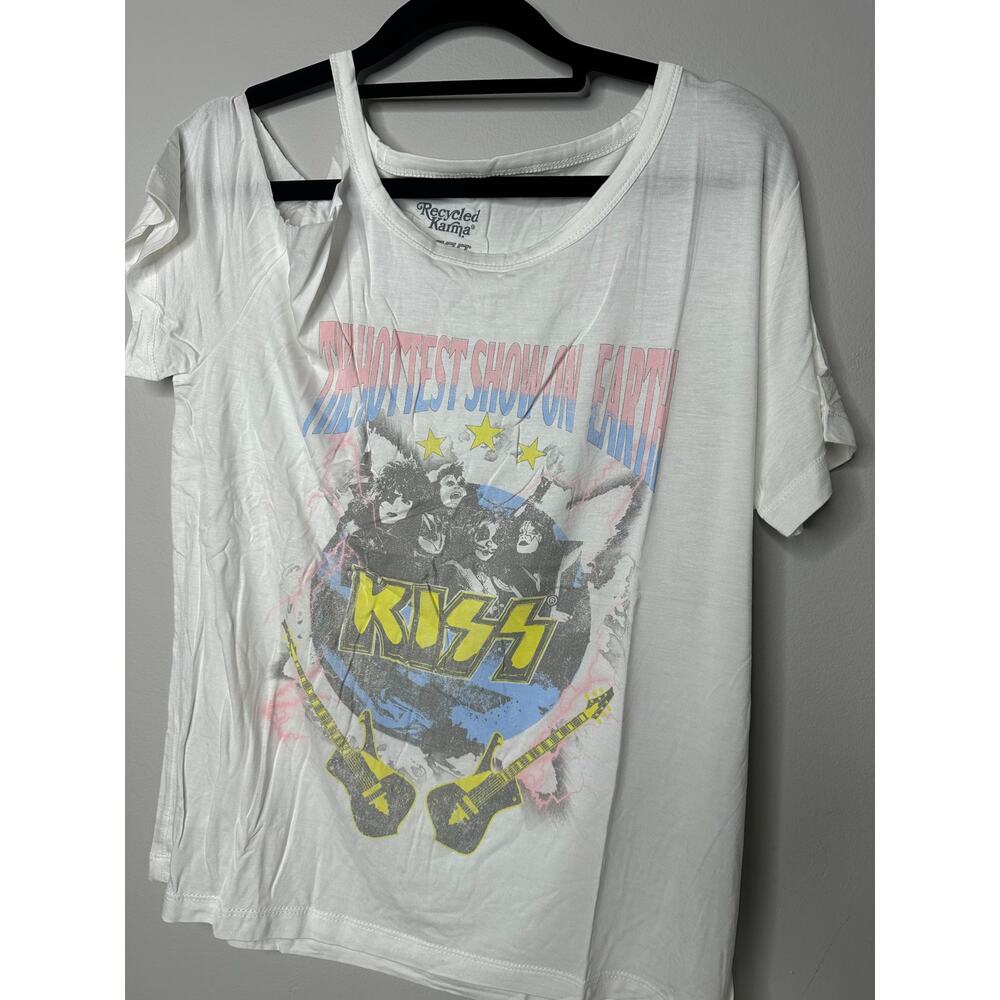 NWT Recycled Karma Kiss Greatest Show on Earth T-Shirt Sz M